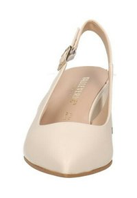 Scarpa slingback beige chiaro con punta appuntita, texture morbida e una fibbia metallica decorativa sulla cinturino. L'interno presenta dettagli con il logo.