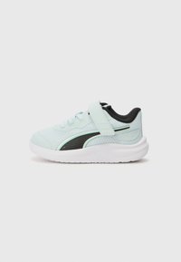 Chaussure de sport bleu clair en matériau respirant, avec des accents noirs, une semelle blanche, un laçage et une fermeture à boucle, ainsi qu'un col rembourré pour le confort.