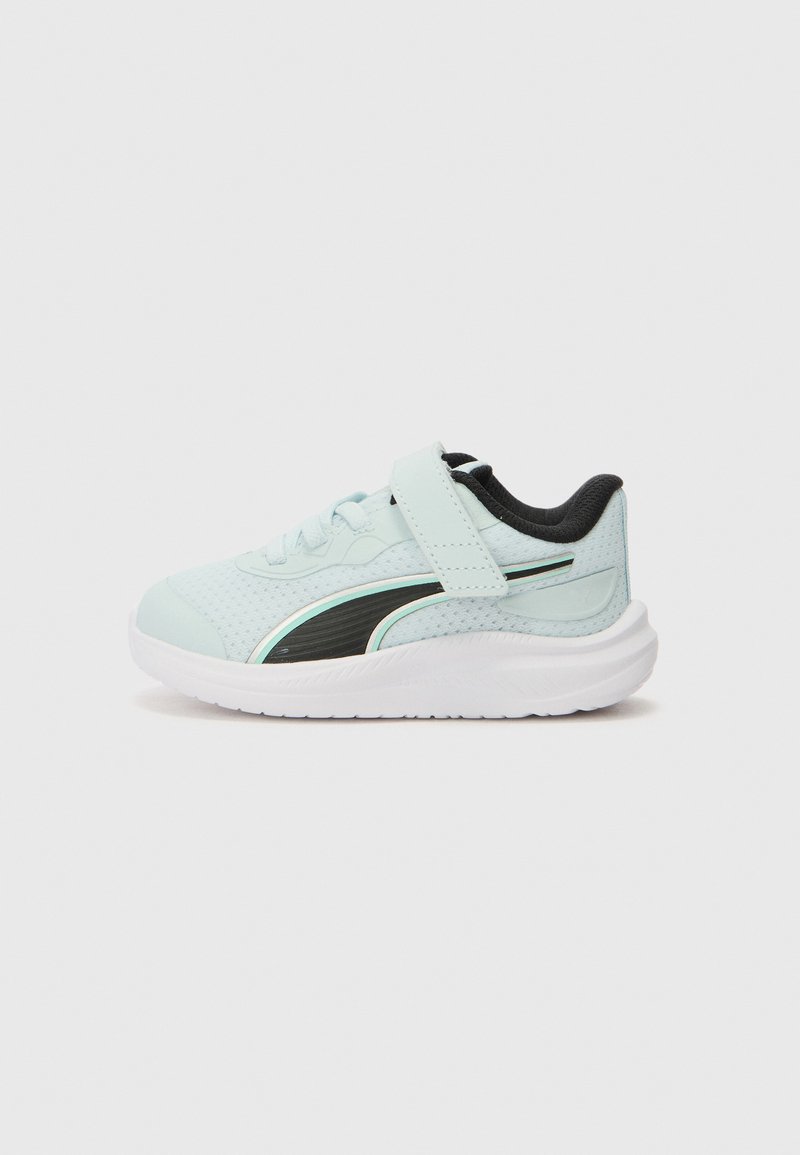 Chaussure de sport bleu clair en matériau respirant, avec des accents noirs, une semelle blanche, un laçage et une fermeture à boucle, ainsi qu'un col rembourré pour le confort.