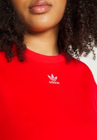adidas Originals TEE - Paprasti marškinėliai - vivid red