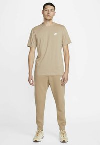 Nike Sportswear CLUB TEE - T-shirt básica - khaki white
