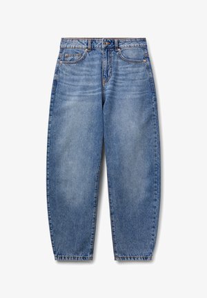 Blaue Jeans aus Denim mit hoher Taille, geradem Bein, fünf Taschen und kontrastierenden Nähten. Der Stoff zeigt eine eingetragene, leicht verblasste Textur.