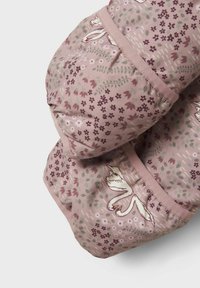 Funda de tela con estampado floral en base rosa claro, con motivos de cisnes blancos y acentos verdes. Textura suave, forma redondeada.