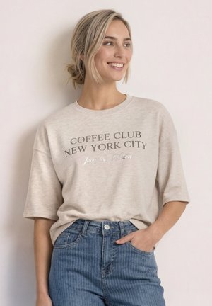 Street One, SHORT-SLEEVED SWEATSHIRT WITH SLOGAN - Camiseta estampada - clay sand mel