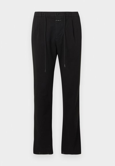 Μαύρο παντελόνι ίσιας γραμμής με πιέτες μπροστά, κούμπωμα με κουμπί και φερμουάρ, και κορδόνι στη μέση.