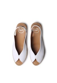 Vita läder sandaler med öppen tådesign, tan läder innersula och flätad jute-kant runt kanten. Varumärkeslogotyp synlig inuti.
