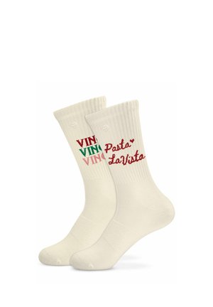 Chaussettes côtelées couleur crème avec texte ; l’une porte « Pasta La Vista » en rouge, l’autre a « VINA » répété en rouge, vert et rose.