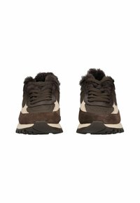 Brune ruskind og mesh sneakers med kunstpelsdetaljer, der har en tyk sål og kontrasterende beige detaljer på siderne og tåen.