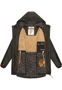 Chaqueta negra con un interior beige esponjoso, acentos naranjas, múltiples bolsillos y un forro interior estampado que presenta pequeños paraguas.