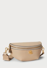 Marsupio in pelle beige con accessori dorati, forma arrotondata, chiusura a doppia zip e logo in rilievo. Presenta una tracolla regolabile.