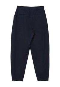 Pantaloni blu navy realizzati in tessuto testurizzato, dal taglio dritto, con due tasche posteriori e una vita tradizionale con passanti per cintura.