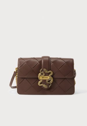 Sac à bandoulière en cuir tressé marron avec fermoir en forme de serpent doré et bandoulière chaîne, marqué Just Cavalli sur la plaque du fermoir.
