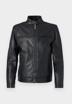 Schwarze Lederjacke mit einem Frontreißverschluss, hohem Kragen und zwei Reißverschluss-Brusttaschen. Hat eine glatte Textur und eine taillierte Passform.