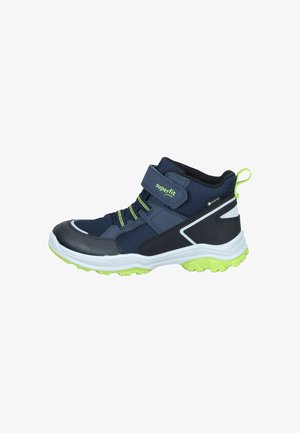 Baskets montantes bleu et noir avec accents vert néon, strap en velcro, lacets élastiques et semelle verte texturée, conçues pour les enfants.