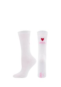 Weiße gerippte Crew-Socken mit einem roten Herzen und pinkem "AMORE"-Text auf der Vorderseite, gezeigt aus Seiten- und Rückansicht.