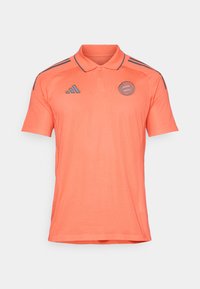 Polo shirt orange à manches courtes en tissu texturé. Dispose d'un col, d'une patte de boutonnage à trois boutons et de rayures gris foncé sur les épaules.