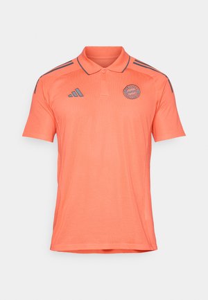 Polo shirt orange à manches courtes en tissu texturé. Dispose d'un col, d'une patte de boutonnage à trois boutons et de rayures gris foncé sur les épaules.
