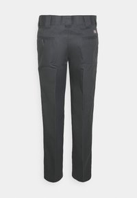 Mustat housut, jotka on valmistettu sileästä kankaasta, suoran lahjemuotoilun omaavia, vyölenkeillä varustettuja ja kahden takataskun kanssa, joissa on vetoketjukiinnitys.