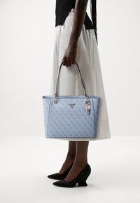 Guess NOELLE TOTE - Kabelka - light blue