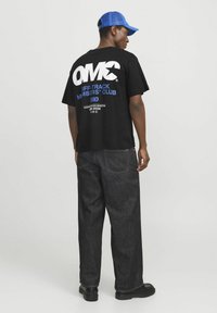 Jack & Jones RÜCKEN RUNDHALSAUSSCHNITT  - Camiseta estampada - black