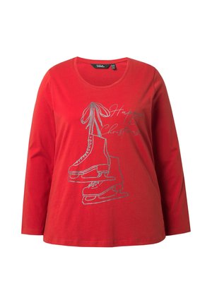Rotes Langarm-T-Shirt aus Baumwolle mit einem Grafikdruck von Schlittschuhen und dem Text "Frohe Weihnachten" in Silber. Rundhalsausschnitt.