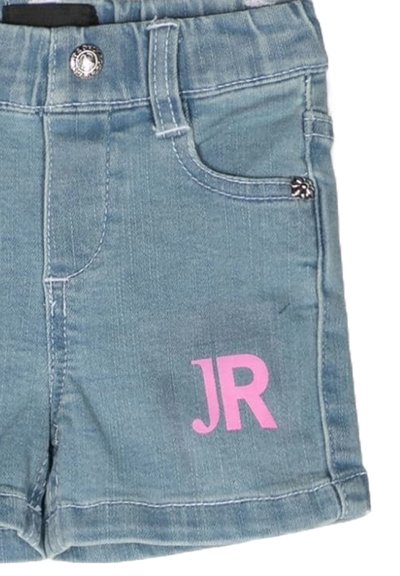 Shorts in denim di colore azzurro chiaro con un logo "JR" rosa sulla gamba sinistra, dotati di una vita tradizionale e tasche frontali. Accenti in metallo argento evidenziati.