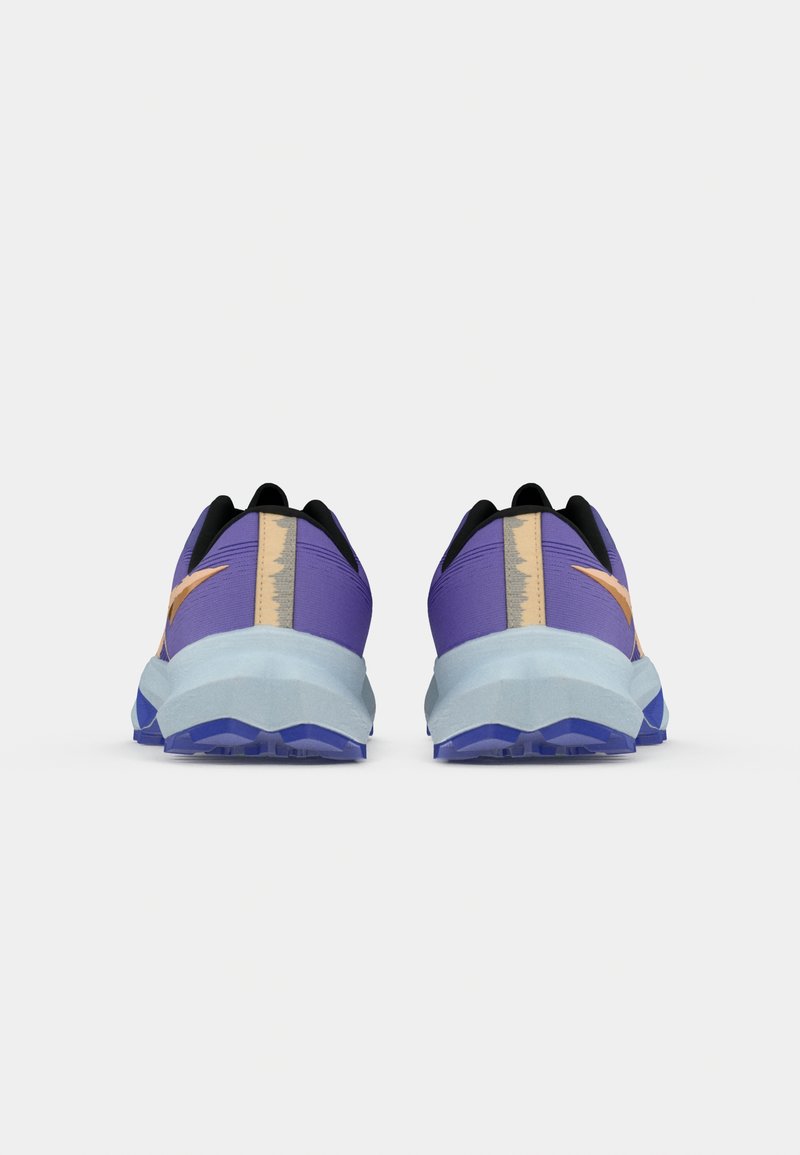 Sportskor med en lila ovandel och guld accenter, en svart hälla och en ljusblå mellansole, designade för stabilitet och dämpning.