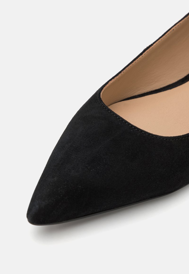 Schwarzer Wildleder-Schuh mit spitz zulaufender Zehenpartie und eleganter Silhouette, ausgestattet mit einem tief ausgeschnittenen vorderen Teil und glatter Innenauskleidung. Keine sichtbaren Verzierungen.