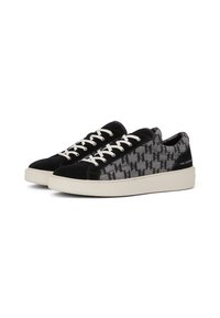Sorte og grå sneakers med et hundetandmønster, overdel i ruskind, hvide snørebånd og en struktureret gummisål, der har minimal branding på siden.