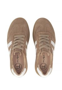 Brązowe zamszowe sneakersy z białymi paskami, okrągłym noskiem i teksturowaną gumową podeszwą. Posiadają płaskie sznurówki i wkładkę z nadrukiem logo.