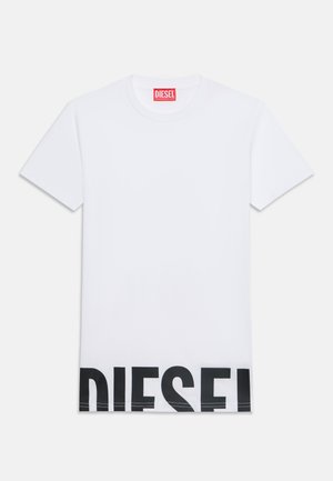 Biele tričko s krátkymi rukávmi s čiastočne viditeľným čiernym textom "DIESEL" pozdĺž spodného lemu a červenou štítkom vo vnútri goliera.