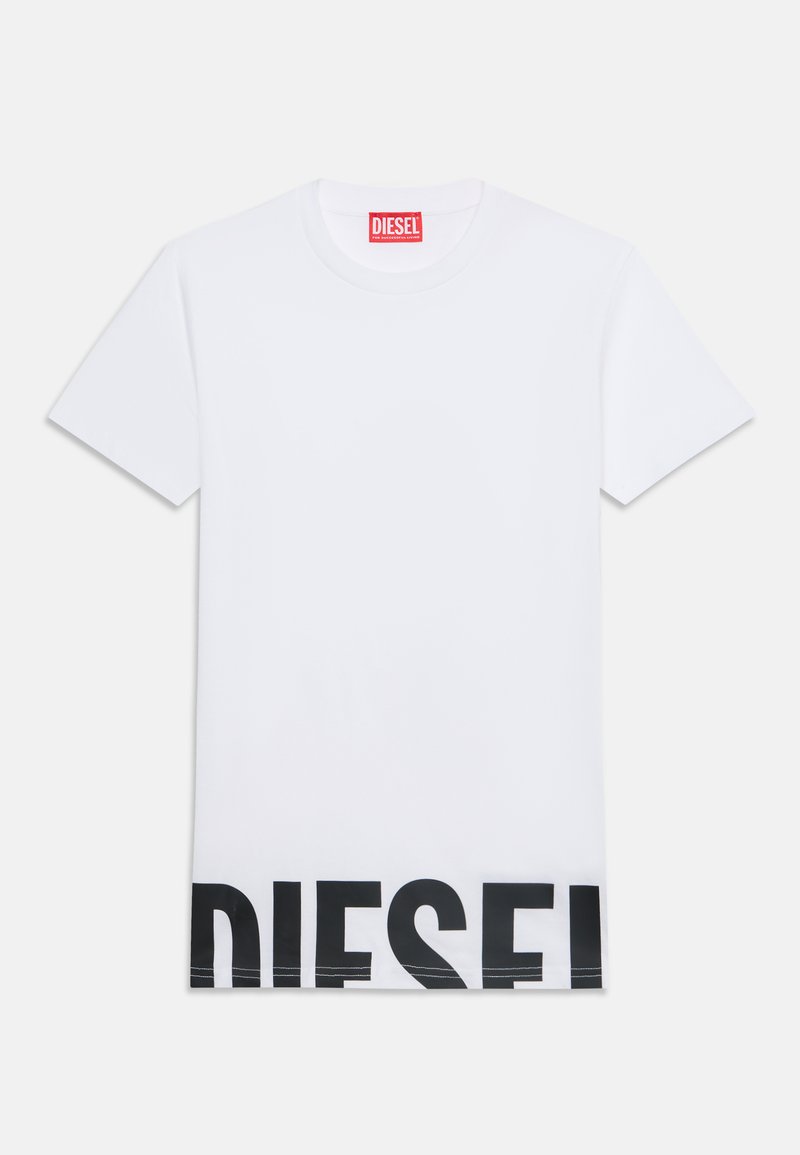 Λευκό κοντομάνικο T-shirt με μαύρο κείμενο "DIESEL" μερικώς ορατό κατά μήκος του κάτω τελείου και κόκκινη ετικέτα στο εσωτερικό του γιακά.