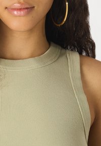 DRYKORN OLINA jasnozielony