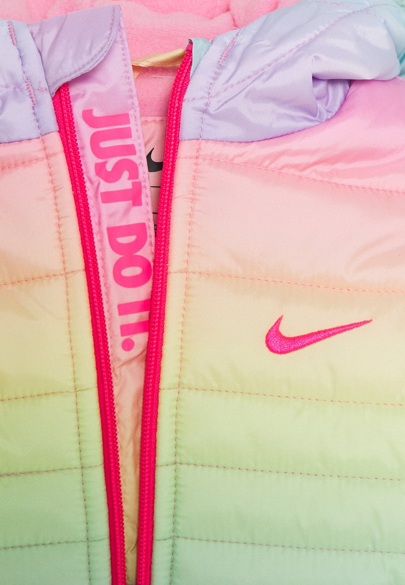 Triplicar Peticionario El actual Nike Sportswear GIRL CORE PADDED - Chaqueta de invierno - rainbow/multicolor - Zalando.es Triplicar Peticionario El actual Nike Sportswear GIRL CORE PADDED - Chaqueta de invierno - rainbow/multicolor - Zalando.es