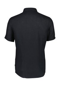 Camicia a maniche corte, di colore blu navy scuro, realizzata in lino leggero. Collo semplice, texture liscia, con yoke posteriore e orlo leggermente curvato.