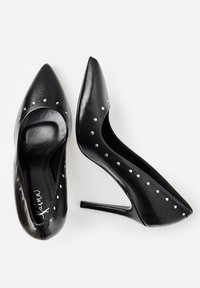 Pantofi negri cu toc înalt, cu vârf ascuțit, având un finisaj din piele netedă, cu studs decorative argintii pe laturi și un toc subțire de tip stiletto.