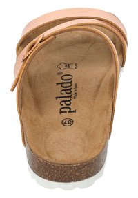 Sandal in pelle marrone chiaro con una soletta in sughero naturale, caratterizzata da un arco curvo e una cintura regolabile. Logo e taglia stampati sulla soletta.