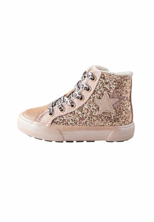 Dziecięce sneakersy z wysoką cholewką, z brokatem w kolorze różowego złota, sznurowadłami w panterkę, zamszowym noskiem i naszywkami w kształcie gwiazdek po bokach.