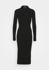 Abito di maglia nero con maniche lunghe, colletto in pelle e silhouette aderente, che arriva fino al polpaccio. Texture liscia in tutto l'abito.