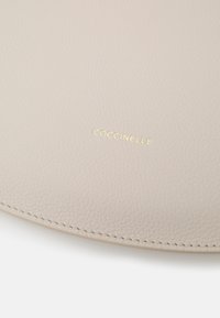 Coccinelle SUNUP - Rankinė per petį - offwhite