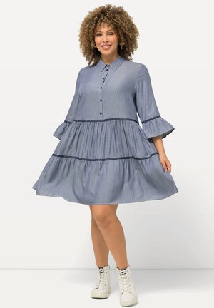 Blauw-wit gestreepte jurk met een kraag, knopen aan de voorkant en uitlopende mouwen; heeft een gelaagd ontwerp met gerimpelde accenten en een casual pasvorm.