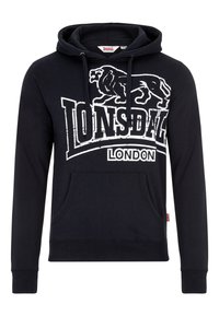 Sudadera negra con un bolsillo tipo canguro, que presenta un gran gráfico blanco de un león y el texto "Lonsdale London". Confeccionada en tejido suave.