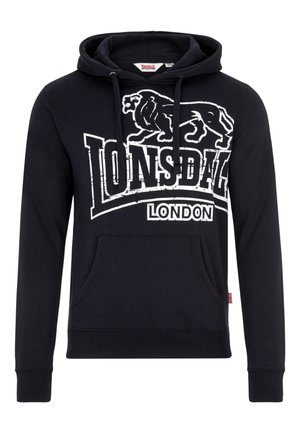 Zwarte hoodie met een buidelzak, voorzien van een grote witte afbeelding van een leeuw en de tekst "Lonsdale London." Gemaakt van zachte stof.