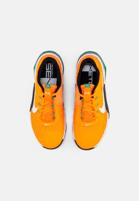 Nike Performance METCON 7 UNISEX - Sapatilha de treino - total orange/white-dark smoke grey-clear particle grey-black