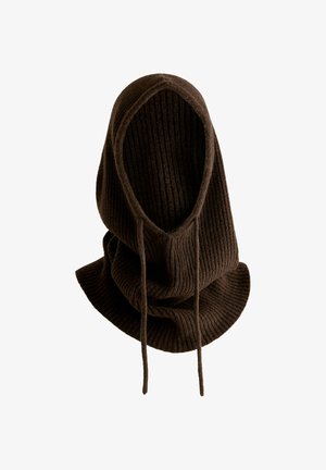 Rippenschal in Braun mit Kapuze, tiefem Ausschnitt und Kordeln, aus weichem Strickmaterial gefertigt, fällt locker nach unten.