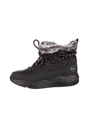 Botte d'hiver noire avec un tige rembourrée, doublure en fausse fourrure et lacets élastiques en zigzag. Dotée d'une semelle en caoutchouc texturé pour une meilleure adhérence.