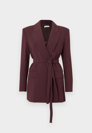 Bordó blézer hosszú ujjakkal, bevágott hajtókával, elülső zsebekkel és deréknál megkötött övvel. Simogató anyag, szabott fazon.