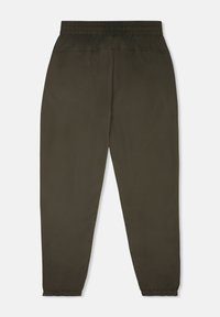 Pantalones de chándal verde oliva con cintura elástica, piernas ajustadas y una textura suave sin patrones ni acentos visibles.