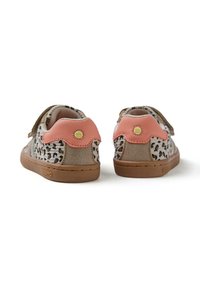 Zapatillas infantiles con print de leopardo, upper de ante color marrón claro, detalles en cuero rosa en el talón y suela de goma marrón. Cierre con tira de velcro.