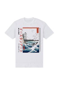 Bílý tričko s japonským stylem tisku, na kterém jsou modré oceánské vlny, vzdálené hory, stromy, létající ptáci a svislý japonský text v červené a černé barvě.